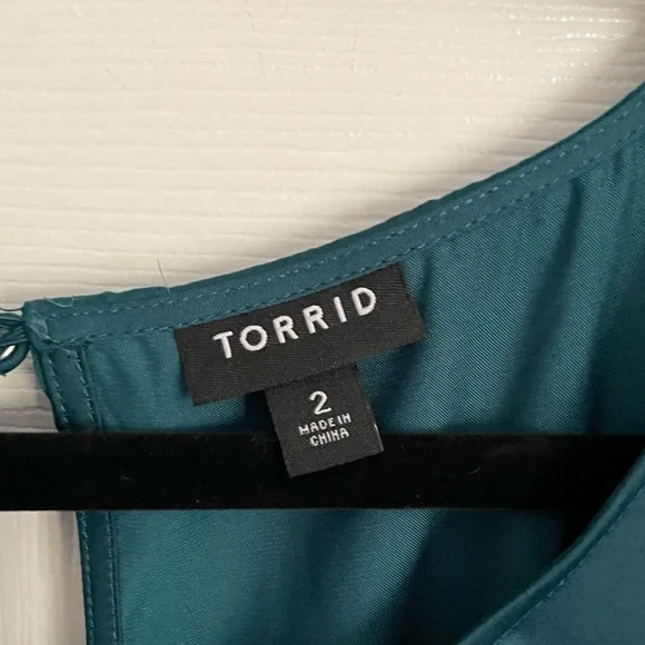 NWOT Torrid shiny blue blouse size 2 - Picture 5 of 6